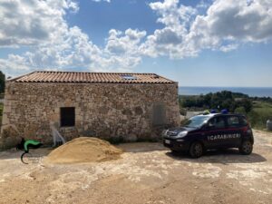 CONTINUA L’ OPERAZIONE “ANOTHER BRICK” NEL SALENTO     SALVE: SIGILLI DEI CARABINIERI FORESTALI A 2 CANTIERI       PER ABUSI EDILIZI  IN ZONA A VINCOLO PAESAGGISTICO  DIECI DENUNCE – RICOGNIZIONI PREVENTIVE CON ELICOTTERO